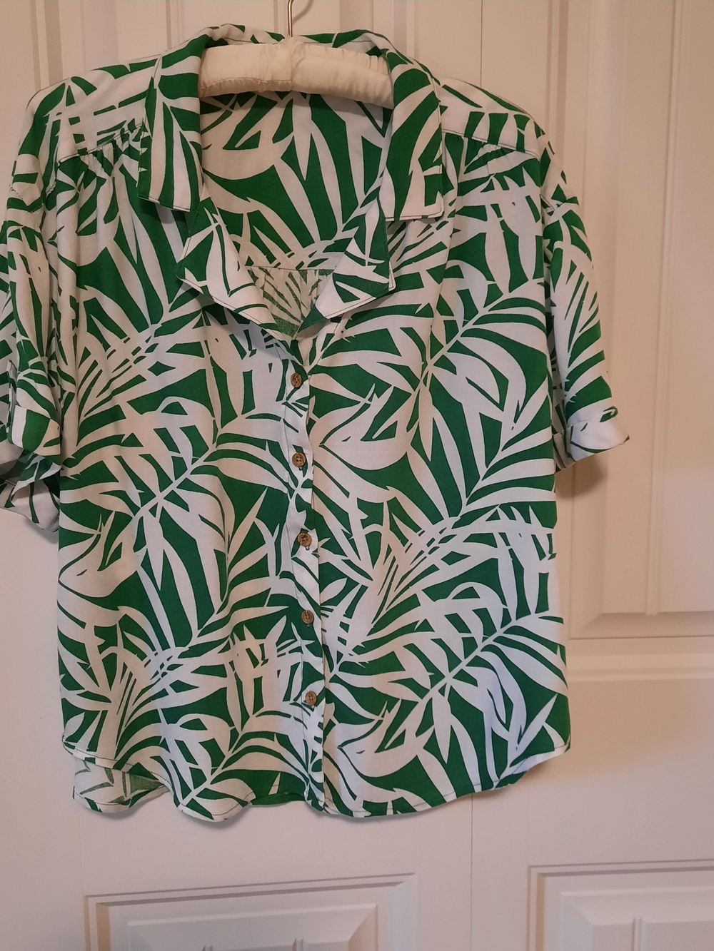 Jane And Delancey Green and White Leaf Print Button-Up Shirt